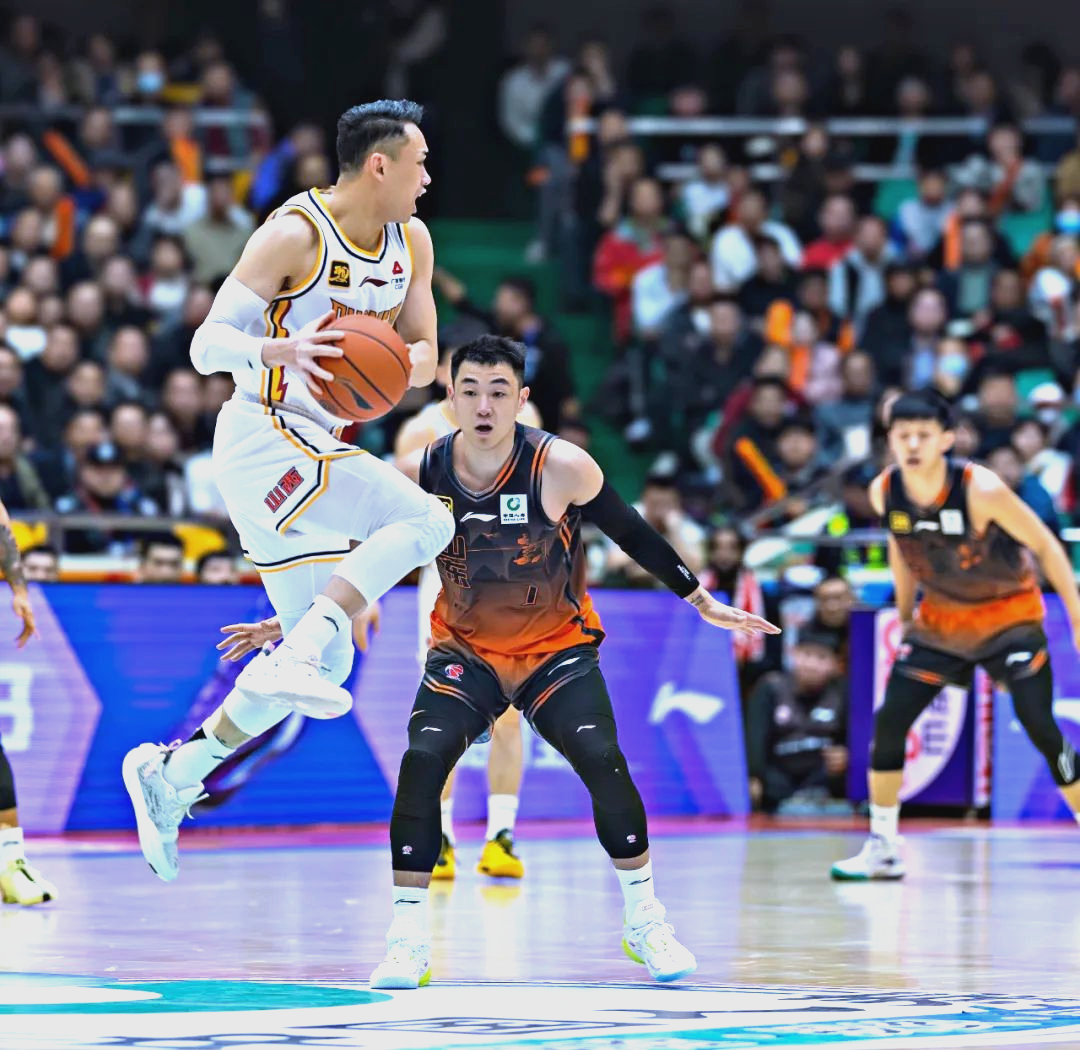 体育巨星们在最激动人心的赛场上表现出色