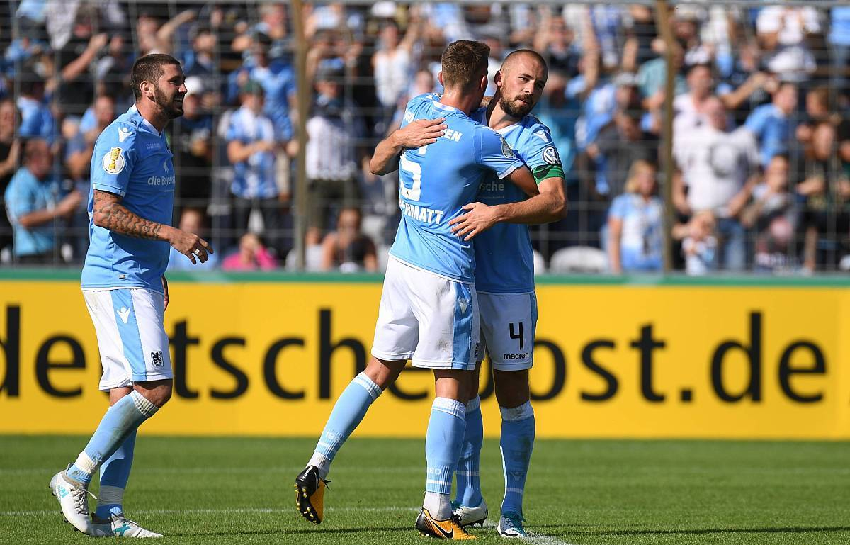 包含不伦瑞克主场大胜，取得关键胜利的词条