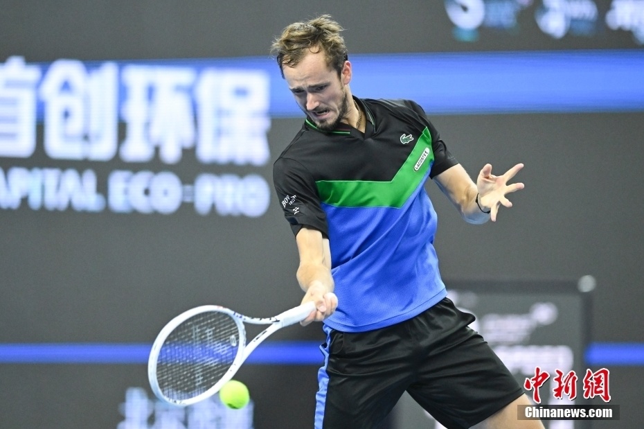 美国网球队翻盘英国网球队，兹维列夫三分雨点燃全场的简单介绍